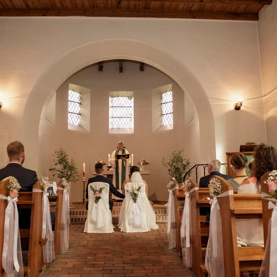 Our Focus Photography auf Gut Knoop bei Kiel Hochzeit Kirche 04