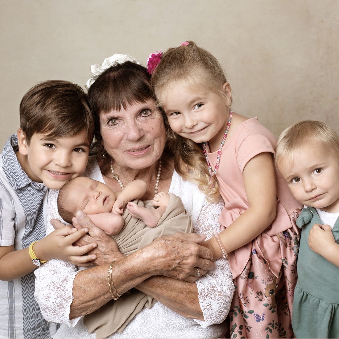 Our Focus Photography auf Gut Knoop bei KielNewborn mit Oma